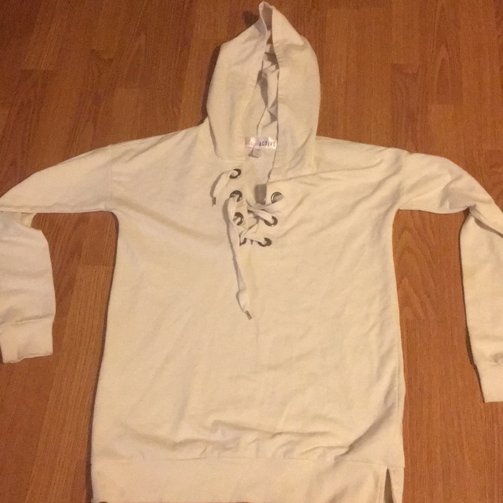 Long sleeve white shirt with lace up.